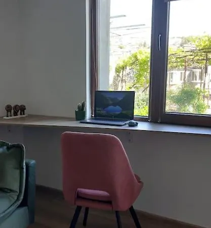 Iv With A Private Garage 大特尔诺沃